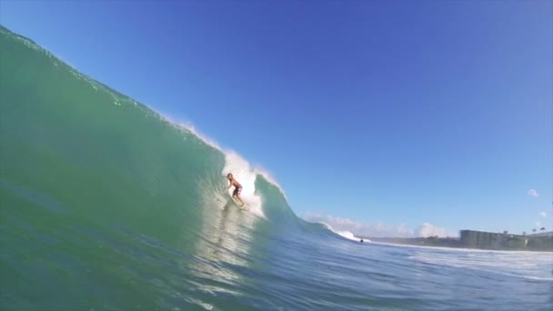 Мауї, Hi - 15 грудня: Професійний серфер Грейнджер Ларсон отримує Бочкова їзда величезних океанських хвиль. Взимку хіт Гаваї і забезпечують великі хвилі для екстремальних серфінгу. 15 грудня 2012 року в Мауї, Привіт. — стокове відео