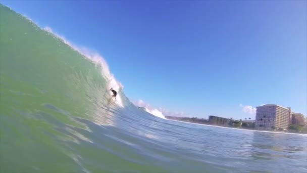 Maui, Hi - 15 December: Blir professionell surfare dammiga Payne barreled ridning stora ocean wave. Vinter sväller hit Hawaii och ge stora vågor för extrema surfing. 15 december 2012 i Maui, Hej. — Stockvideo