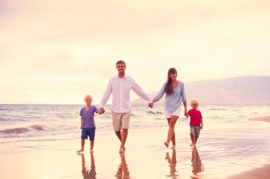 İki genç çocuklu aile