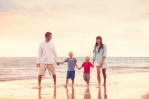 Familia con dos niños pequeños —  Fotos de Stock