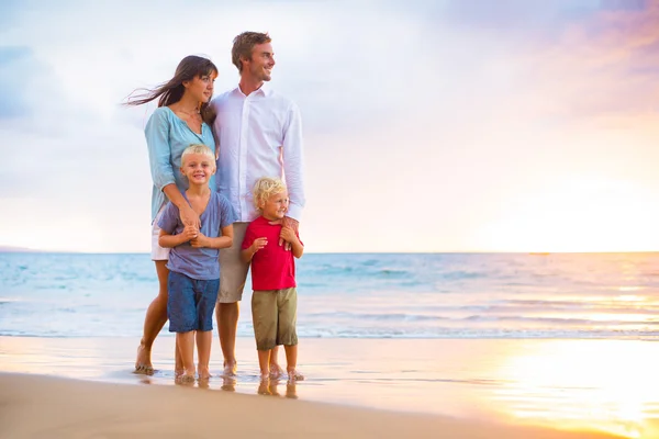 Familj på stranden — Stockfoto