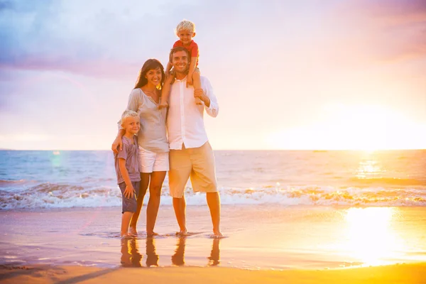 Família na praia — Fotografia de Stock