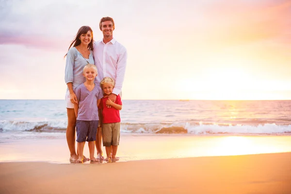 Familie op het strand — Stockfoto