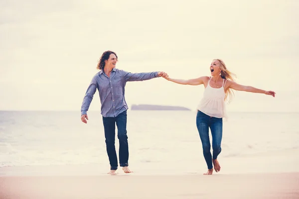 Romantiska par på stranden — Stockfoto