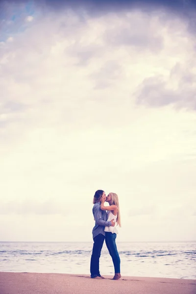 在海滩上的浪漫情侣 — 图库照片