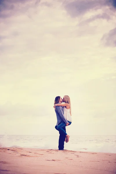 Romantický pár na pláži — Stock fotografie