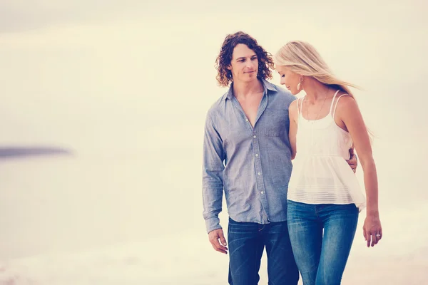 Couple romantique sur la plage — Photo