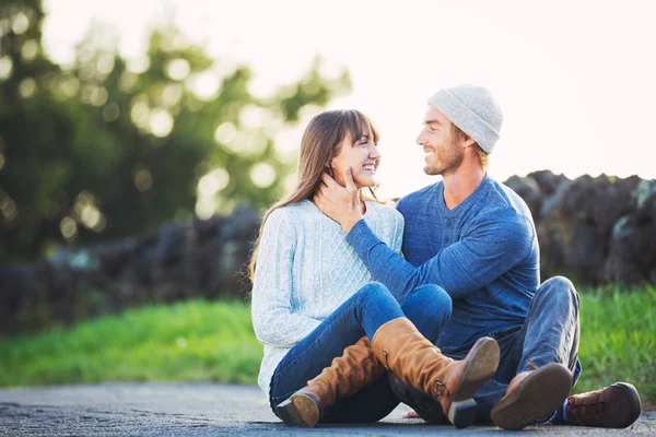 Feliz joven pareja enamorada —  Fotos de Stock