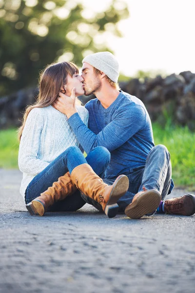 Lyckligt ungt par kär — Stockfoto