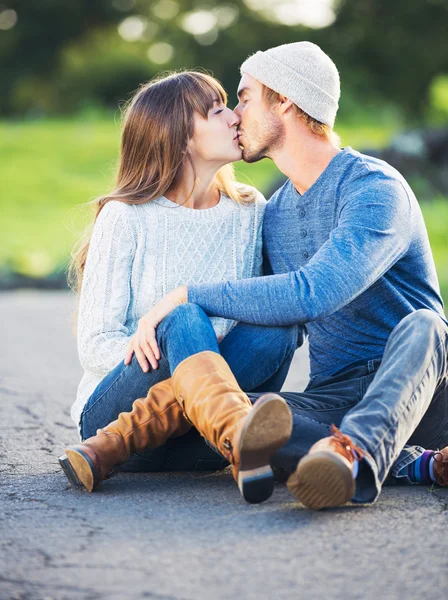 Glückliches junges verliebtes Paar — Stockfoto