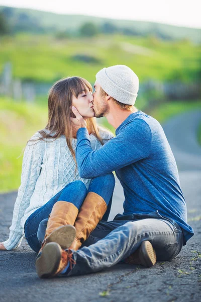 Feliz jovem casal apaixonado — Fotografia de Stock