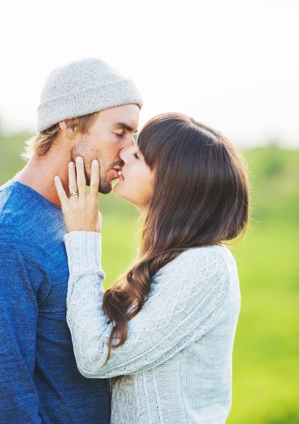 Gelukkig jong paar in liefde — Stockfoto