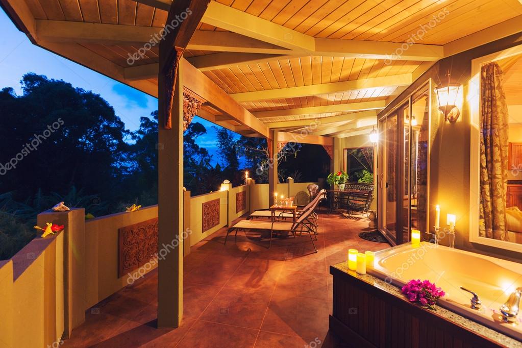 Romantico ponte su tropical casa con vasca da bagno e candele — foto ... Vasca da bagno romantica