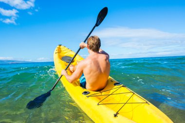 Adam tropikal okyanusta Kayak