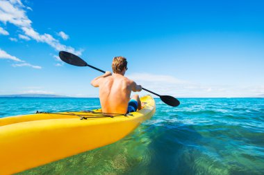 Adam tropikal okyanusta Kayak