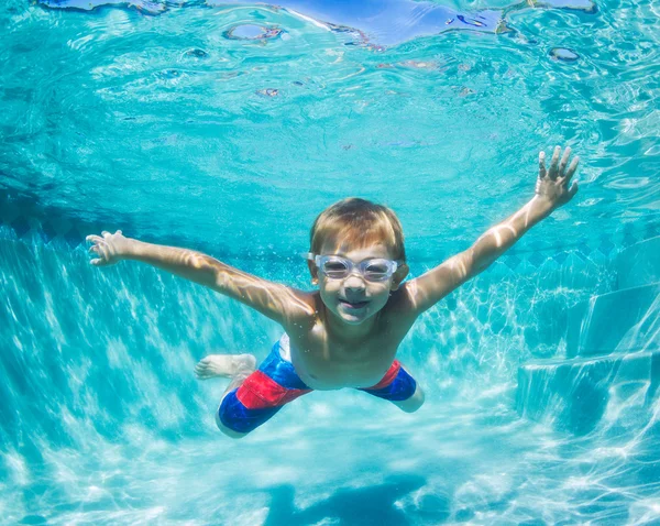 Genç çocuk yüzme havuzunda sualtı dalış — Stok fotoğraf