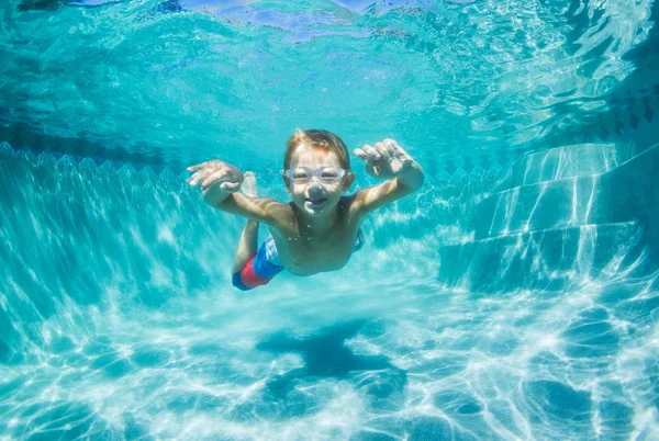 Giovane ragazzo immersioni subacquee in piscina — Foto Stock