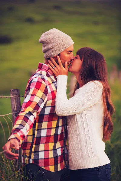 Pareja joven enamorada —  Fotos de Stock