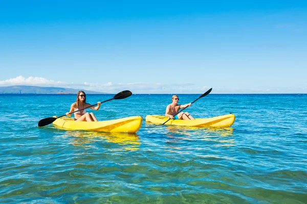 Man och kvinna kajakpaddling i havet — Stockfoto