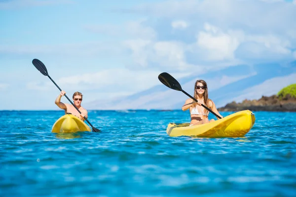 Man och kvinna kajakpaddling i havet — Stockfoto