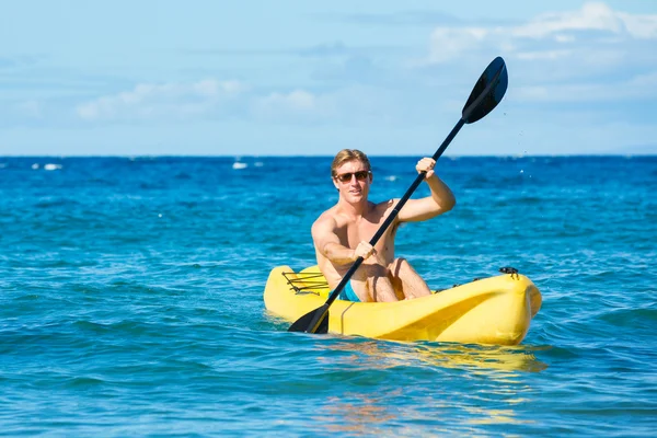 Muž na kajaku v tropické moře — Stock fotografie