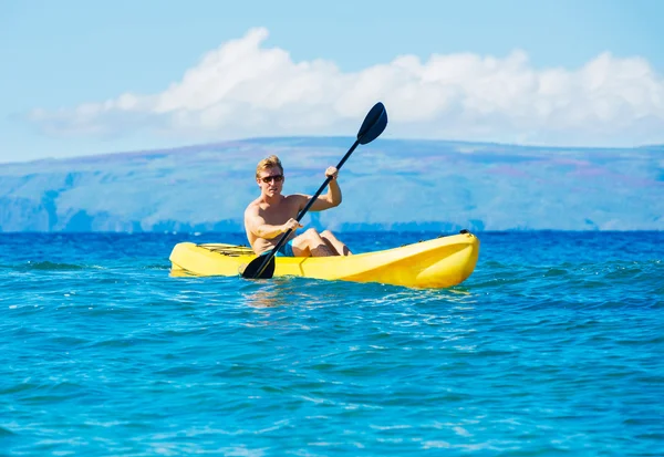 Hombre Kayak en el Océano Tropical —  Fotos de Stock