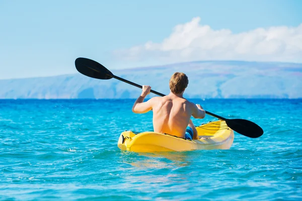 Kayak homme dans l'océan tropical — Photo