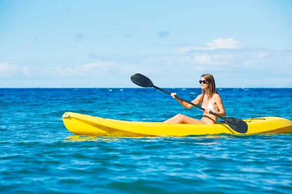 Mulher de caiaque no oceano em férias — Fotografia de Stock