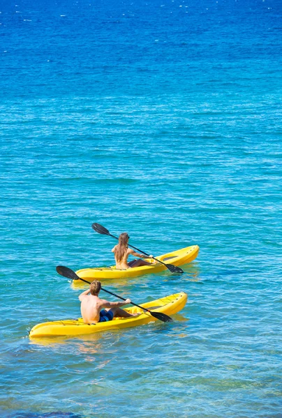 Man och kvinna kajakpaddling i havet — Stockfoto