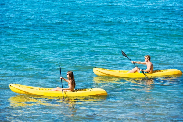 Man and Woman Kayaking in the Ocean — Stock Photo, Image
