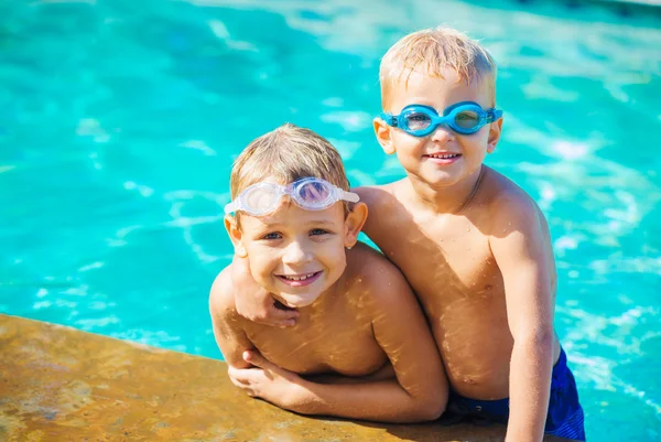 Dos chicos jóvenes divirtiéndose en la piscina —  Fotos de Stock
