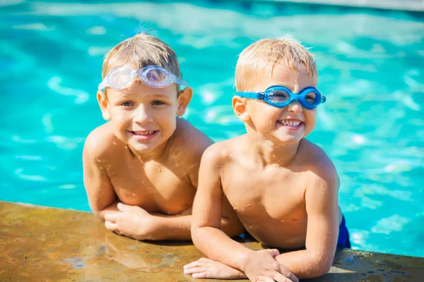 Dos chicos jóvenes divirtiéndose en la piscina — Foto de Stock