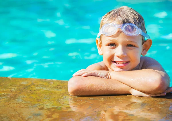 Young Boy Having fun bij het zwembad — Stockfoto