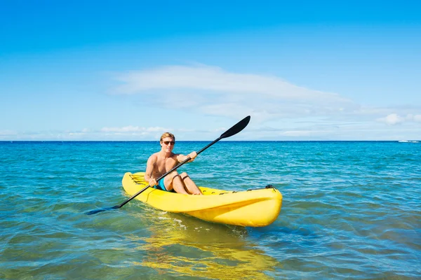 Man Kayaking in the Tropical Ocean — Stock Photo, Image