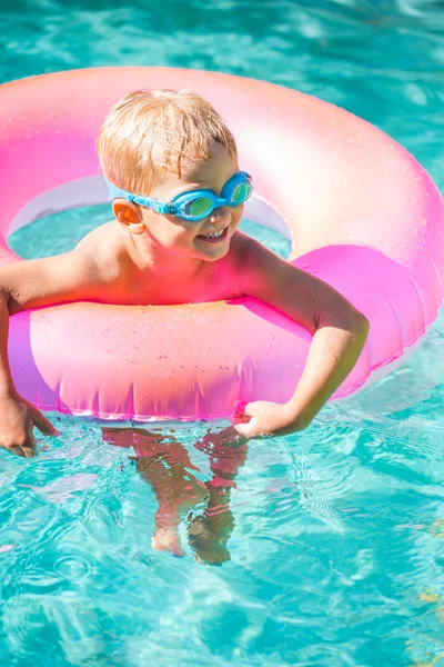 Kid plezier in zwemmen Poo — Stockfoto