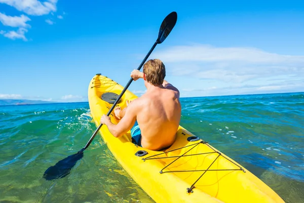 Man Kayaking in the Tropical Ocean — Stock Photo, Image