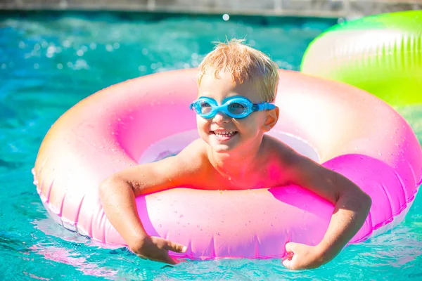 Ragazzo Divertirsi in piscina Poo — Foto Stock