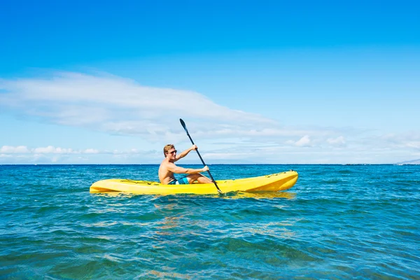 Homem Caiaque no Oceano Tropical — Fotografia de Stock