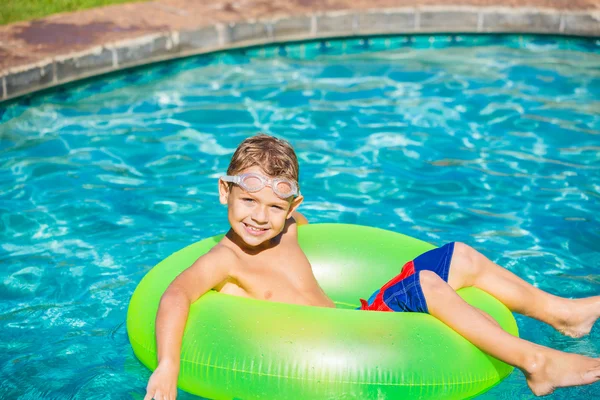 Молодий хлопець весело у басейну — стокове фото