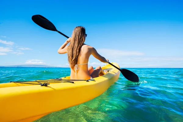 Žena na kajaku v oceánu na dovolené — Stock fotografie