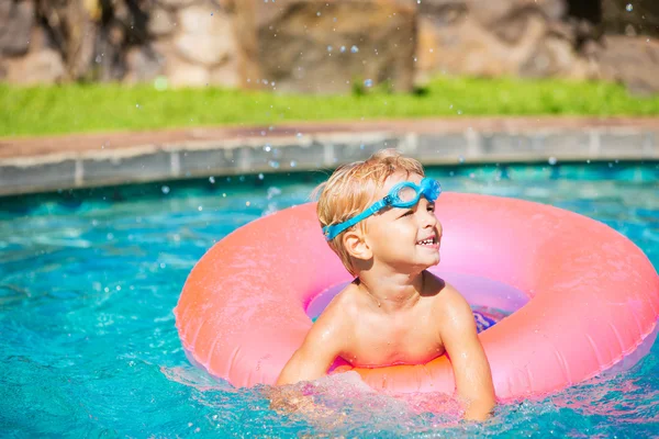 Kid plezier in zwemmen Poo — Stockfoto