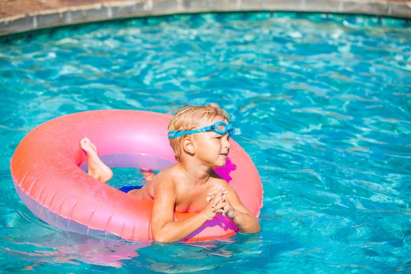 Young Kid Having Fun in the Swimming Pool — Stock Photo, Image