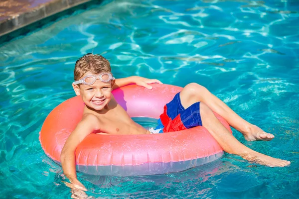 Молодий хлопець весело у басейну — стокове фото