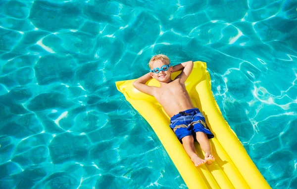 Jong kind plezier in zwembad — Stockfoto