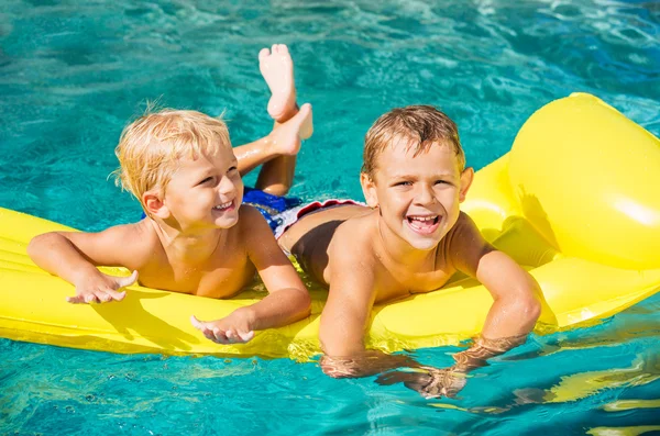 Barnen njuter av sommar dag vid poolen — Stockfoto