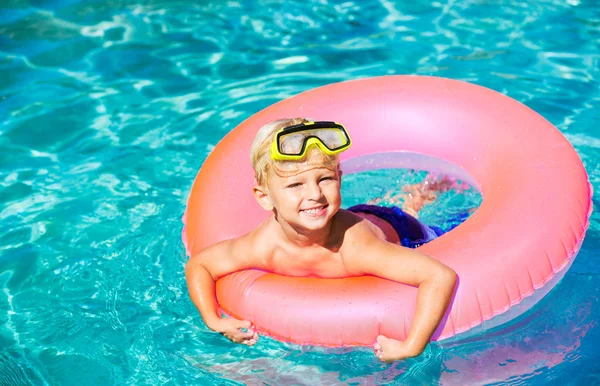 Young Kid Having Fun in the Swimming Pool — Stock Photo, Image