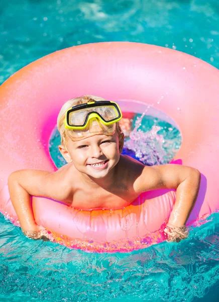 Fiatal gyerek, szórakozás a medencében — Stock Fotó
