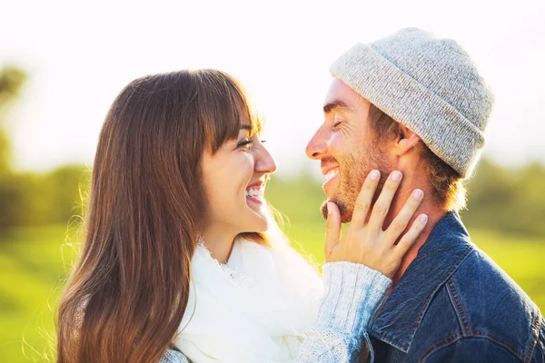 Jeune couple amoureux — Photo