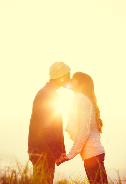 молодая влюбленная пара