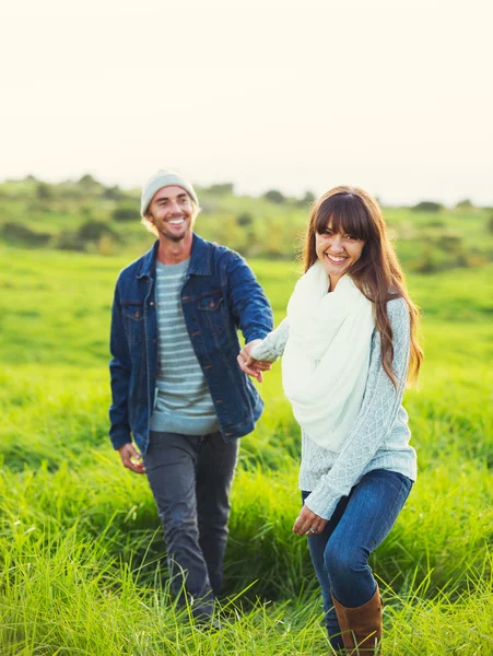 Jeune couple amoureux — Photo